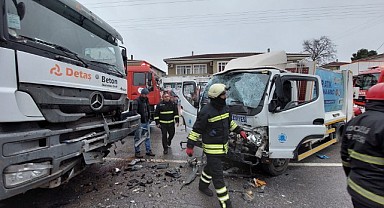Gebze’de mikser ile kamyon çarpıştı 