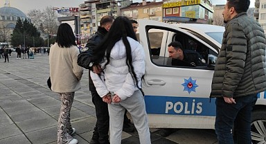 Genç kızların kavgasında kan aktı; 1 yaralı!