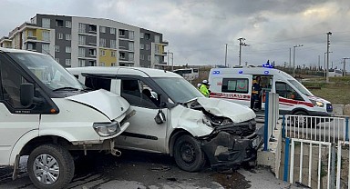 İki araç çarpıştı: 3 yaralı