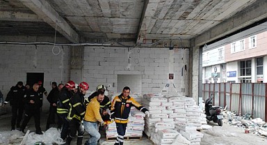 İnşaatın 4.katından asansör boşluğuna düştü