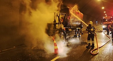 Kabin kısmında yangın çıkan kamyon hurdaya döndü