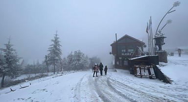 Kartepe'de kar kalınlığı 10 santime ulaştı 