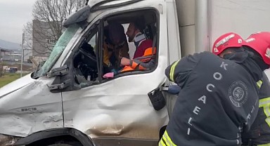 Kaza sonrası araçta sıkıştı 