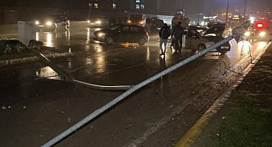 Kocaeli’de otomobil elektrik direğine ve ağaçlara çarptı