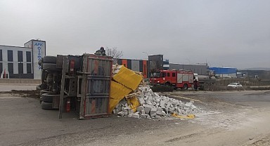 Malzeme yüklü kamyon devrildi: Sürücü yaralandı