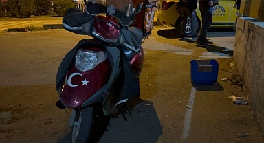 Motor devrildi sürücüsü altında kaldı