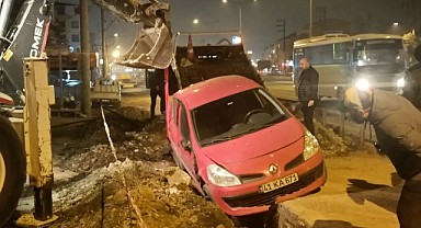 Otomobil, altyapı çalışması için açılan çukura düştü
