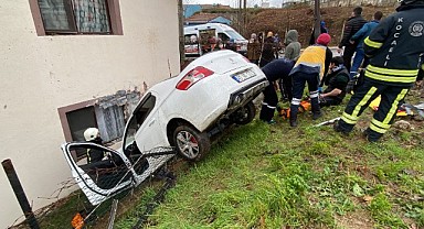 Otomobil bina bahçesine düştü: 3 yaralı