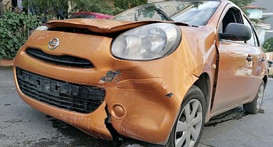 Otomobil ile hafif ticari araç kafa kafaya çarpıştı