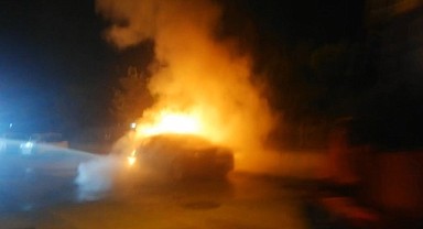 Park halindeki araç alev aldı