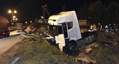 TEM Otoyolu'nda tır devrildi!