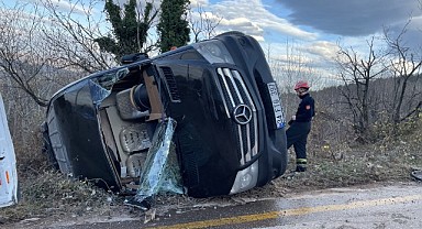 Tur minibüsü devrildi: 7 yaralı