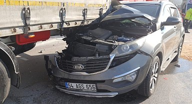 Yanan otomobile yardım için duran tıra, arkadan çarptı!