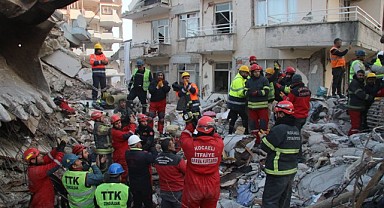 158. saatte 63 yaşındaki Hafsa Dağcı enkazdan sağ olarak kurtarıldı