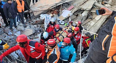 61 saat sonra yıkıntıların altından kurtarıldı