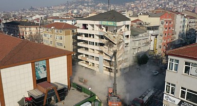 99 depreminde ağır hasarlı hale gelen bina yıkılıyor