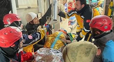 Adıyaman'da 212'nci saatte enkaz altından kurtarıldı