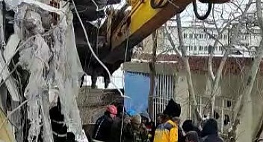 Baba ve oğlu enkazdan 54 saat sonra kurtarıldı!