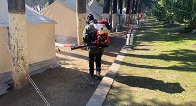 Büyükşehir deprem bölgelerinde salgın riskiyle savaşıyor