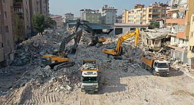 Büyükşehir, Hatay'da enkaz kaldırma çalışması yapıyor