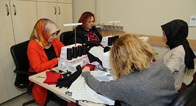 Büyükşehir’in kadın personelleri depremzedeler için çalışıyor