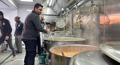 Büyükşehir’in kazanları depremzedeler için kaynıyor