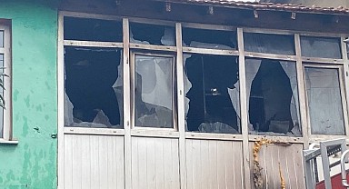 Camları kırarak yangına müdahale ettiler