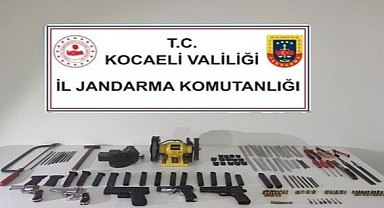 Çayırova'da onlarca tabanca ele geçirildi!