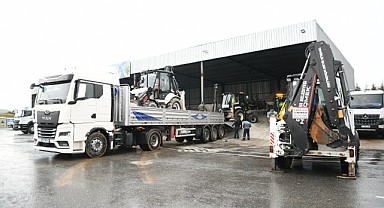 Çayırova'dan deprem bölgesine 5 iş makinesi