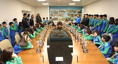 ÇESK sporcuları madalyalarını Çiftçi'ye götürdü