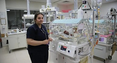 Deprem sırasında kuvözdeki bebekleri korumaya çalışan hemşire konuştu