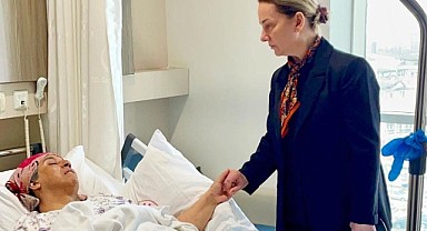 Deprem bölgesinden dönen Emine Zeybek, soluğu yaralıların yanında aldı