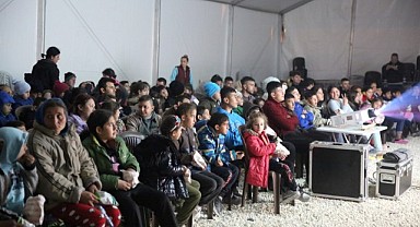 Depremzede çocuklar çizgi film izleyerek moral buldu