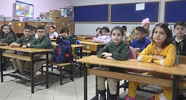 Depremzede öğrenciler ders başı yaptı
