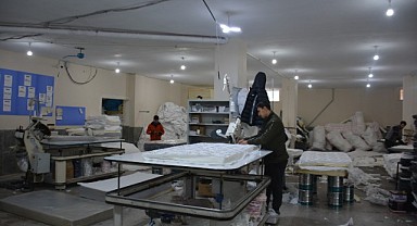 Depremzedeler için bütün işleri bırakıp, yatak üretiyorlar