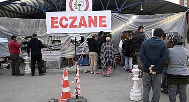 Depremzedelerin ilaç ihtiyacı için 10 ilde 26 sahra eczanesi kuruldu