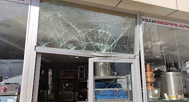 Dükkanına minibüs girmişti, yaşadığı şaşkınlığı anlattı!