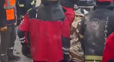 Enkaz altında yaşam mücadelesi veriyordu, 98 saat sonra kurtarıldı
