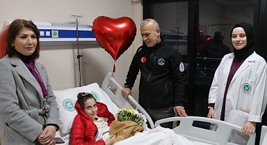 Enkazdan 25. saatte çıkarılan Zehra'yı kurtarıcı ağabeyleri çiçeklerle karşıladı