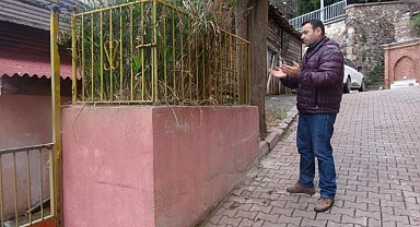 Evin kenarında asırlık türbe