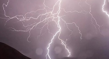 Gebze'de şimşekler geceyi aydınlattı!