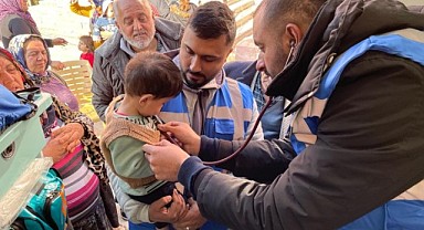 Gönüllü doktorlar deprem bölgesinde çalışıyor