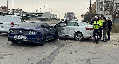 İki otomobil çarpıştı: 1 yaralı!