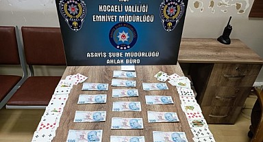 İş yerinde kumar oynarken suçüstü yakalandılar