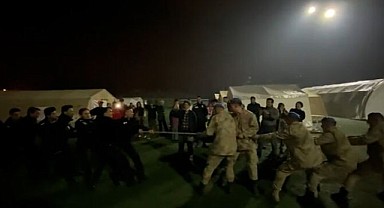 Jandarma komando ve polisler çadır kentte halat çekme oyunu oynadı