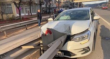 Kiralık otomobil bariyerlere çarptı!