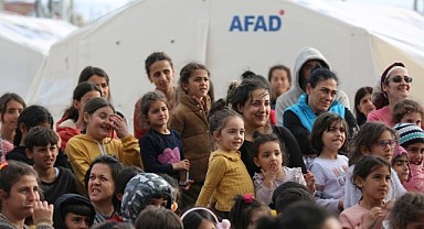 Kocaeli Şehir Tiyatroları depremzede çocuklar için sahnede
