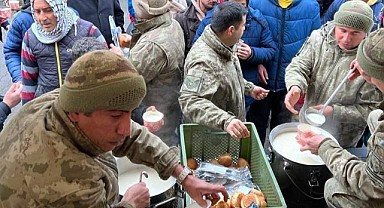 Mehmetçik deprem bölgesinde 