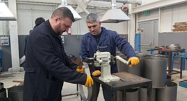 Öğrenci ve öğretmenler, depremzedeler için soba üretiyorlar