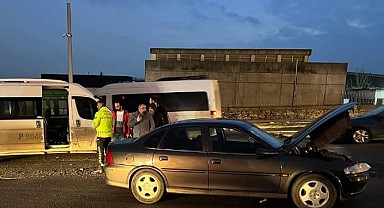 Otomobil ile servis minübüsü çarpıştı: 3 yaralı!